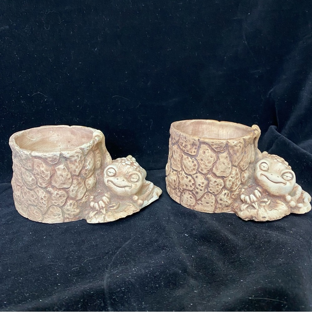 Set of 2, EUC/GUC Vintage 1984, Pompadour Frog & Tree Stump Small Planters